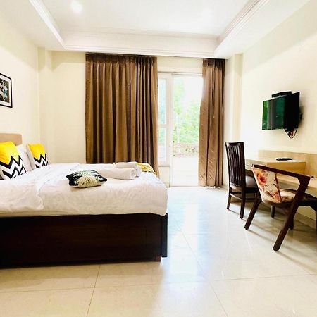 Bluo Studio1 Golf Course Road, Gym, Balcony Garden غورغاون المظهر الخارجي الصورة