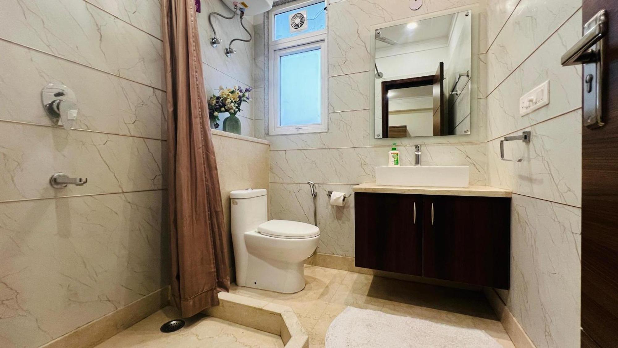 Bluo Studio1 Golf Course Road, Gym, Balcony Garden غورغاون المظهر الخارجي الصورة