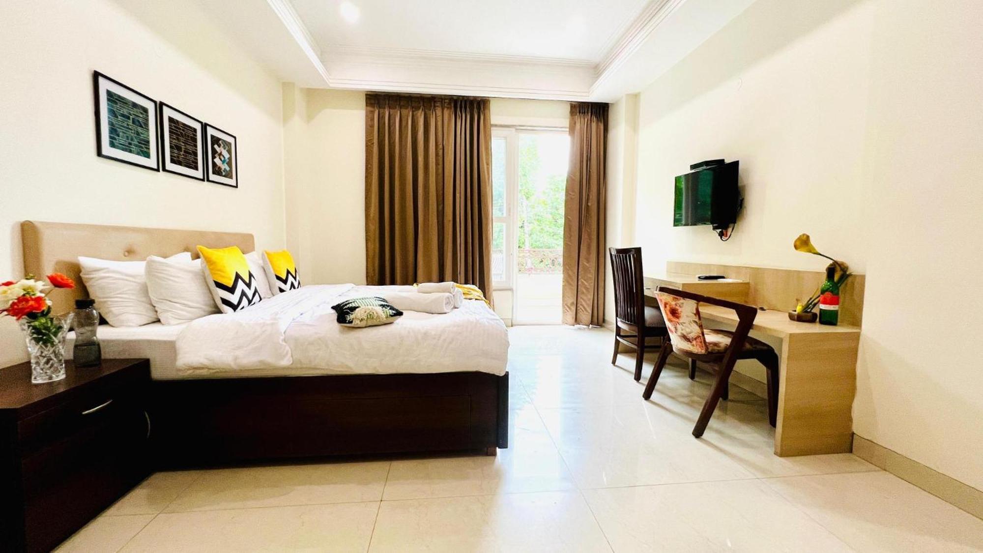 Bluo Studio1 Golf Course Road, Gym, Balcony Garden غورغاون المظهر الخارجي الصورة